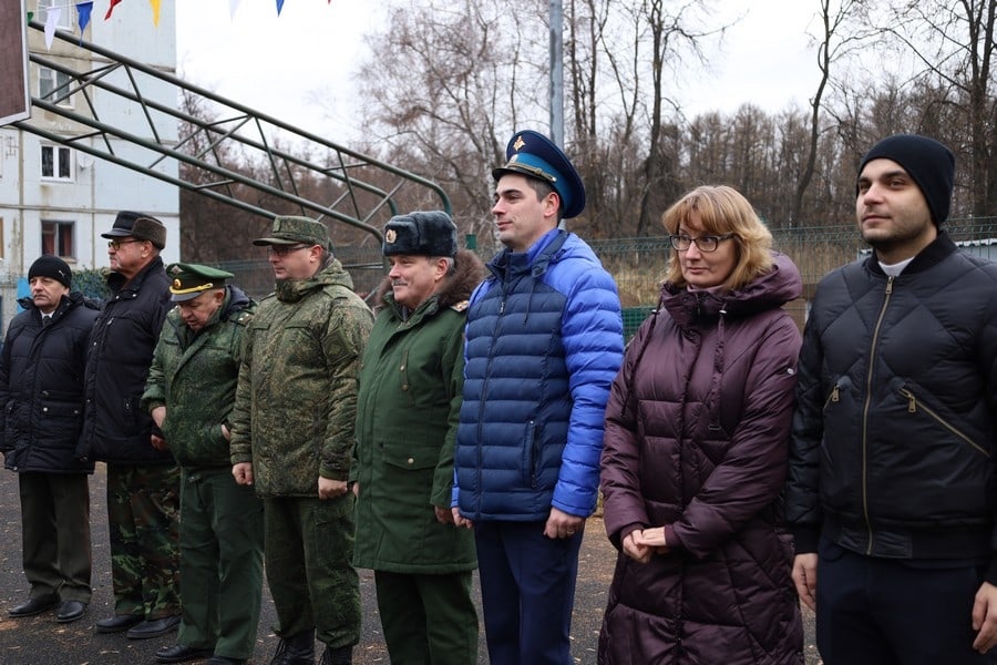 На базе школы №5 Новомосковска открылась общевойсковая полоса препятствий.